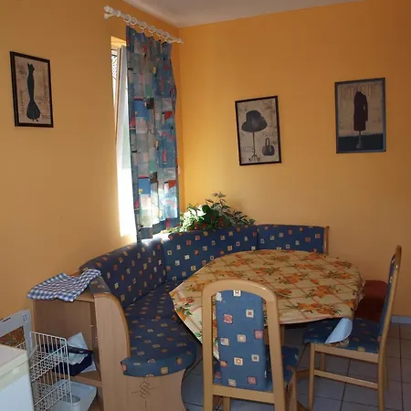 Siofok, Kele Apartmanhaz * シオーフォク