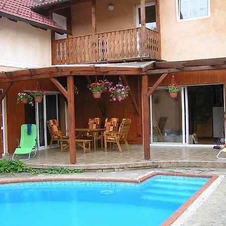 Siofok, Kele Apartmanhaz アパート シオーフォク